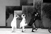 Maria Zanotto, Silvia Azzoni und Konstantin Tselikov in „Shakespeare Dances – Wie es euch gefällt“. Foto: Holger Badekow
