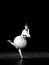 Marta Navarrete Villalba im „Triadischen Ballett“.  Foto: Charles Tandy