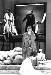  „Die Wände“ am Oldenburgischen Staatstheater 1996/1997. Foto: Jörg Landsberg