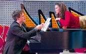 Liebe am Klavier: Jonas Münchgesang und Emily Burns. Foto: Hagen König