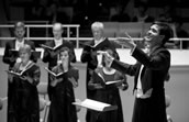 Manuel Pujol, Preisträger des 1. Deutschen Chordirigentenpreises, dirigiert den RIAS Kammerchor im Finalkonzert. Foto: Kai Bienert