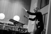 Die Kandidatin Viktoriia Vitrenko dirigiert den Chor der Deutschen Oper Berlin. Foto: Marcus Lieberenz