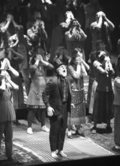 Robert Hayward als Moses, Chorsolisten der Komischen Oper Berlin und Vocalconsort Berlin.