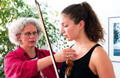 Uschi Hartberger arbeitet mit Schülerin Anna Mavrommatis. Foto: Michaela Schneider