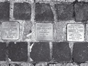 Stolpersteine an der Komischen Oper. Foto: Karin Schmidt-Feister