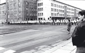 Das Foto oben zeigt den Polizeieinsatz bei einer Demonstration in Chemnitz (damals Karl-Marx-Stadt), ausgehend von einem Tag der offenen Tür im Luxor Palast, der damaligen Interimsspielstätte der Oper Chemnitz. Foto: Laszlo Farkas