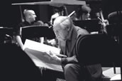 Pierre Boulez im Jahr 2009 beim Lucerne Festival. Dessen Leiter Michael Haefliger beauftragte ihn mit der Gründung und Durchführung der Lucerne Festival Academy. Auf dem Programm dieser Ferienkurse standen Komposition, Dirigieren, Analyse und Instrumentalspiel im Ensemble und im Orchester. Rund hundertdreißig junge Musikerinnen und Musiker aus der ganzen Welt trafen sich jährlich in Luzern, um Klassiker des 20. Jahrhunderts und neue Werke einzustudieren und aufzuführen. Foto: Priska Ketterer, Lucerne Festival