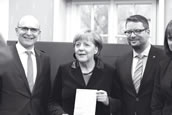 Erwin Sellering, Angela Merkel, Dirk Löschner (Intendant des Theaters Vorpommern) vor dem Festkonzert „Gustav Adolf“ im Foyer des Theaters Stralsund. Foto: muTphoto