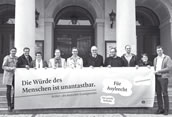 Banneraktion in Halle: „Die Würde des Menschen ist unantastbar“.