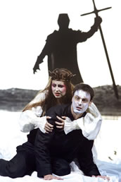 Pavel Cernoch als Hamlet, Dshamilja Kaiser als Gertrude und Gianluca Buratto als Geist. Foto: Bregenzer Festspiele/Karl Forster