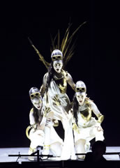 „Mauerschau“: Leela Subramaniam, Adriana Bastidas-Gamboa und Hanna Herfurtner. Foto: Wilfried Hösl