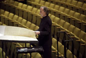 Dirigent Lothar Zagrosek mit der Partitur von Helmut Lachenmann. Foto: Bernd Uhlig