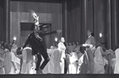 Martin Dvorak (Tänzer), Claudia Mahnke (Didon), Alfred Reiter (Narbal), Chor, Extrachor und Kinderchor der Oper Frankfurt mit Chorgästen. Foto: Barbara Aumüller