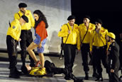 Carmens (Gaëlle Arquez) Spiel mit den Soldaten. Foto: Bregenzer Festspiele/Karl Forster
