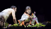 „König Lear“ mit Gerald Finley als König Lear und Kai Wessel als Edgar. Foto: Salzburger Festspiele/Thomas Aurin