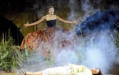 Karina Repova als Hexe, Vero Miller als Hänsel. Foto: JMD (Die Darsteller auf dem Foto sind wegen der wechselnden Besetzungen andere als die im Text genannten.)
