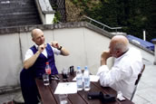 Im Gespräch: Josef E. Köpplinger (links) und Wolf-Dieter Peter. Foto: Beatrix Leser