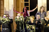 Drastische Bilder mit Roswitha Christina Müller als Cassandre, Irina Maltseva als Hécube und dem Chor des Nürnberger Staatstheaters. Foto: Ludwig Olah