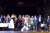 Der Sächsische Staatsopernchor in „Don Giovanni“ (Premiere Juni 2016) mit Christina Bock (Zerlina), Evan Hughes (Masetto), Peter Sonn (Don Ottavio), Maria Bengtsson (Donna Anna), Lucas Meachem (Don Giovanni), vorn: Guido Loconsolo (Leporello). Foto: David Baltzer