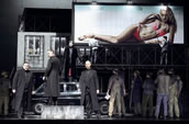 Gregory Kunde als Jean de Leyde und der Chor der Deutschen Oper Berlin. Foto: Bettina Stöß