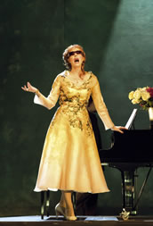 Sally du Randt als Madame Saint Laurent. Foto: Jan-Pieter Fuhr
