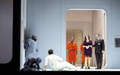 Brian Mulligan (Nelusko), Claudia Mahnke (Selika), Michael Spyres (Vasco da Gama), Kirsten MacKinnon (Ines), Andreas Bauer (Don Pedro) und die Statisterie der Oper Frankfurt. Foto: Monika Rittershaus