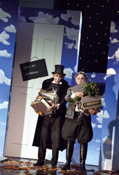 „Ein Traumspiel“ mit James Tolksdorf (Der Advokat), Karsten Jesgarz (Der Offizier). Foto: H. Dietz