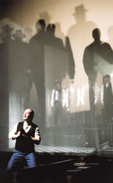 „Bahnwärter Thiel“, Oper in acht Bildern von Enjott Schneider, mit Hans-Peter Struppe in der Titelrolle. Foto: Theater Görlitz 2004, Bühnenbild Karin Stuke / Video-Design: Kirsten Winter