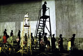 William Kentridge, „The Head and the Load“ in der Kraftzentrale Duisburg mit Sipho Seroto und dem Vokalensemble. Foto: Ursula Kaufmann/Ruhrtriennale 2018