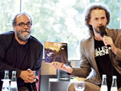 Matthias Brenner (Intendant neues theater Halle) und Florian Lutz (Intendant der Oper Halle) präsentieren den Bildband zur Raumbühne HETEROTOPIA. Foto: Falk Wenzel