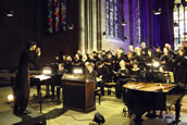 Alice Meregaglia und der Chor des Theaters Bremen. Foto: Jörg Landsberg