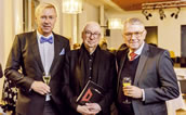 Preisträger Aribert Reimann, umrahmt von Jens Neundorff von Enzberg, Intendant des Theaters Regensburg (li.), und Ulrich Khuon (re.). Foto: Markus Nass