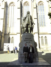 Nicol Matt und Morten Lauridsen vor dem Bachdenkmal in Leipzig. Fotos: Matt