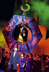 Markus Lerch als Karl Liebknecht, Johanna Geißler als Rosa Luxemburg und der Opernchor des Deutschen Nationaltheaters. Foto: Candy Welz
