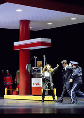 „Médée” mit Elena Stikhina in der Titelrolle, Pavel Cernoch als Jason und Ensemblemitgliedern. Foto: SF/Thomas Aurin