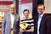 Ehrenfächer an Birgit Keil mit Jürgen Ulmer (li.) und dem Geschäftsführenden Direktor des Badischen Staatstheaters, Johannes Graf-Hauber (re.). Foto: Arno Kohlem
