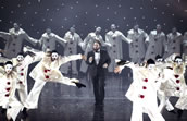 „Candide“ an der Komischen Oper mit Allan Clayton als Candide und dem Tanzensemble und Chorsolisten der Komischen Oper Berlin. Foto: Monika Rittershaus