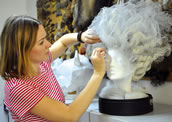 Justyna Czeslawa Kazmierczak bei der Arbeit an einer Perücke. Foto: Luisa Mergel
