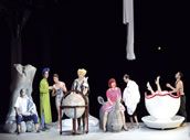Schrill-bunte Kostüme in „Satyricon“. Foto: Barbara Aumüller