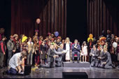 „Don Carlos“ in Nürnberg mit Tadeusz Szlenkier (Don Carlos), Emily Newton (Elisabeth von Valois), Nicolai Karnolsky (Philipp II., König von Spanien), Ottilie Herzog (Infantin) und Ensemble. Foto: Ludwig Olah