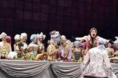 Hailey Clark als Rachel, Matthew Newlin als Léopold und der Chor der Niedersächsischen Staatsoper in „La Juive”. Foto: Sandra Then