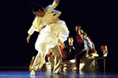 Choreografische Gemeinschaftsarbeit, ein Stück mit „Erdenschwere“: „Jack“ am FTS.  Foto: Ursula Kaufmann