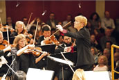 Unten: Marin Alsop. Foto: Lukas Beck