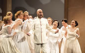 „Eugen Onegin“ mit Kai Wefer als Hauptmann und dem Opernchor. Foto: Ronny Ristok