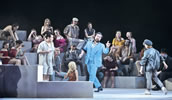 „Ein Maskenball“ mit Isaac Lee als Riccardo, Miriam Zubieta als Oscar und dem Opernchor. Foto: Ronny Ristok