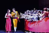„Carmen“ mit Sylvia Rena Ziegler (Carmen), Andreas Beinhauer (Escamillo) sowie Damen und Herren des Opernchores. Foto: Nasser Hashemi