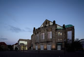 Oben: Theater Osnabrück vor der Sanierung. Foto: Marius Maasewerd. 