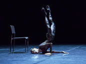 Erster Ballettabend der Spielzeit: „Response I. Something old, something new, something classic, something blue”. „Petals“ (Choreogr: Louis Stiens) mit Shaked Heller. Foto: Stuttgarter Ballett