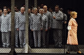 7. Oktober 1989: Premiere des „Fidelio“ in der Regie von Christine Mielitz. Das Foto (Matthias Creutziger) zeigt Ute Selbig als Marzelline und Herren des Sächsischen Staatsopernchors.