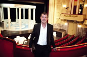 Stephan Märki im Zuschauerraum des Großen Hauses des Staatstheaters Cottbus. Foto: Marlies Kross